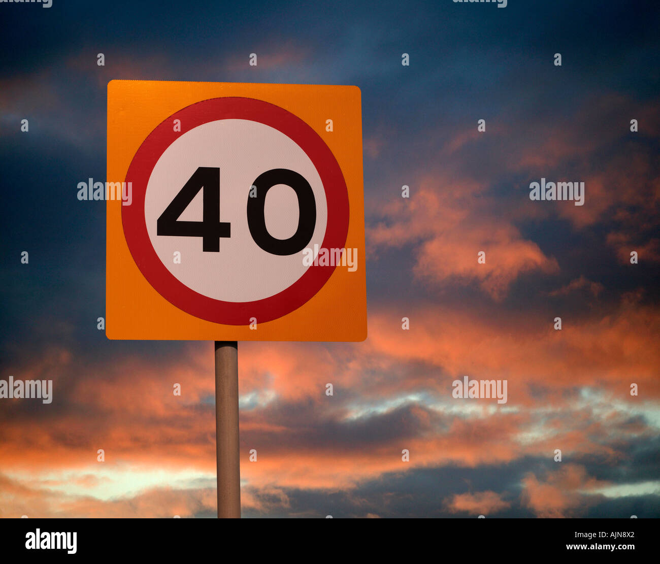 Cuarenta millas por hora del límite de velocidad en carretera firmar con fondo de cielo crepuscular Foto de stock