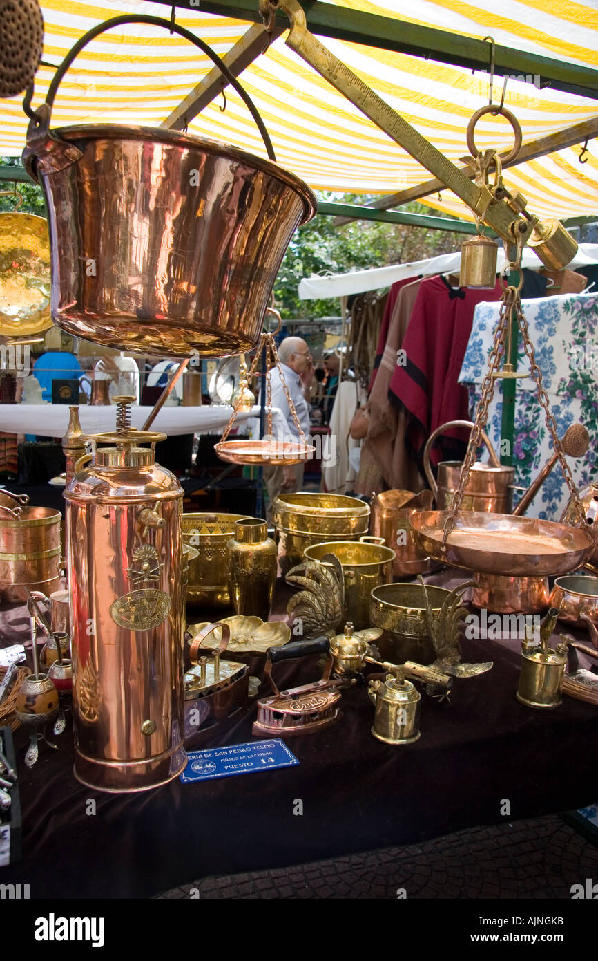 Elementos de cobre para la venta en el mercado de antigüedades de San Telmo, Buenos Aires. Foto de stock
