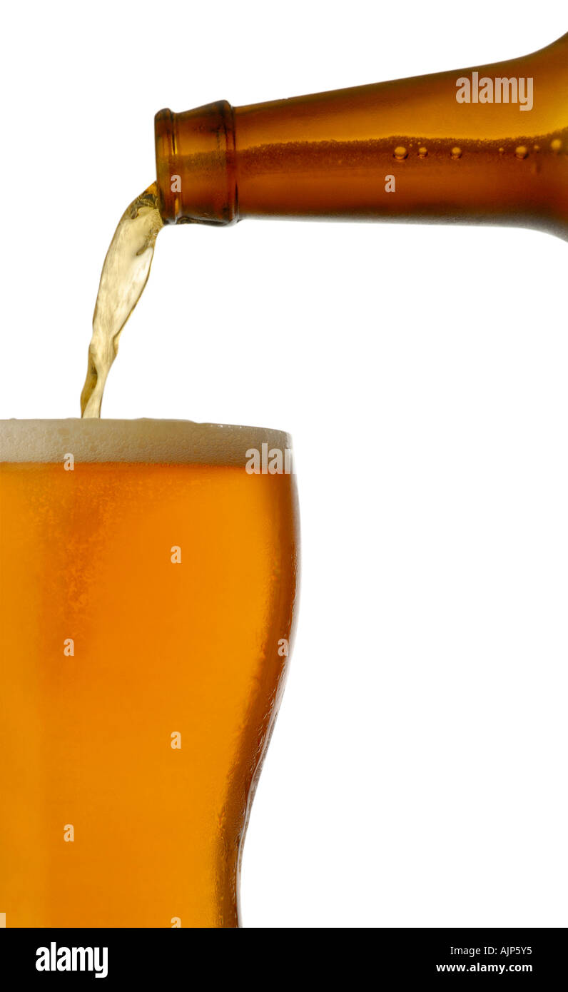 Verter la cerveza Cerveza de una botella de vidrio derivó en una silueta sobre fondo blanco. Foto de stock