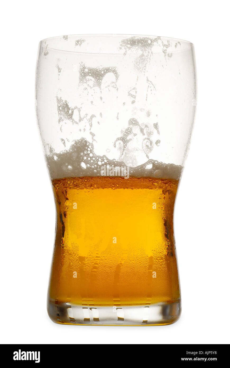 La mitad de una pinta de cerveza vaso de cerveza lager siluetas sobre