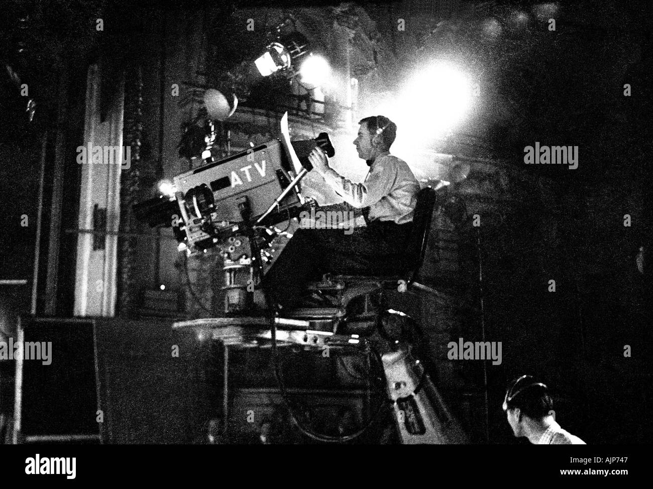 El camarógrafo Bill Brown un operativo Marconi Mk4 en blanco y negro en una cámara de televisión Mole Richardson cámara grúa a la madera de ATV Foto de stock