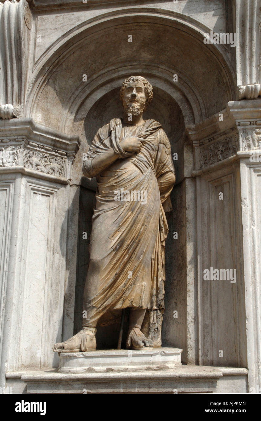 Estatua Courtyard Palazzo Ducale de Venecia Italia Foto de stock
