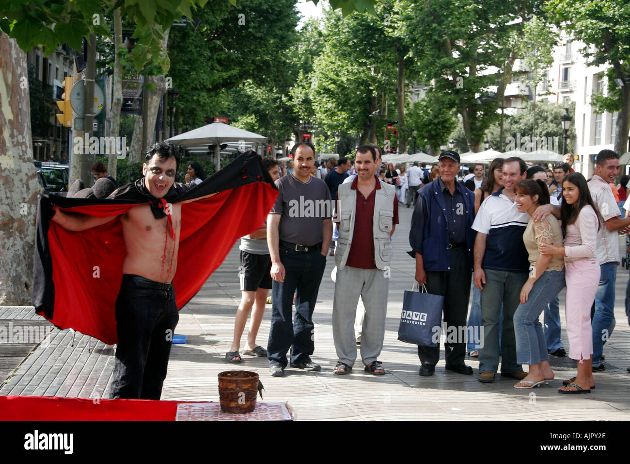 España barcelona ramblas artistas callejeros drácula disfraz Fotografía de  stock - Alamy