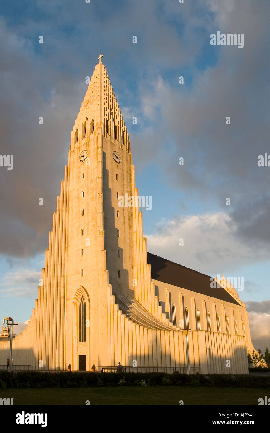 Islandia Reykjavik iglesia Hallgrimskirkja sunset Foto de stock