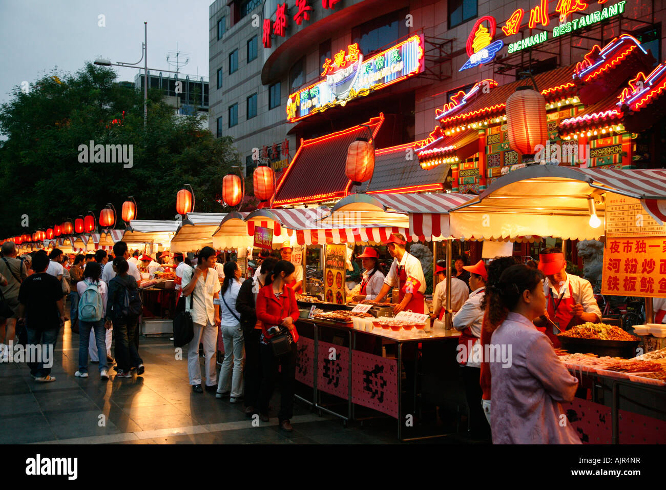 Los puestos de alimentos en el mercado alimentario de noche Donganmen Dajie Wangfuging cerca de Pekín, China Foto de stock