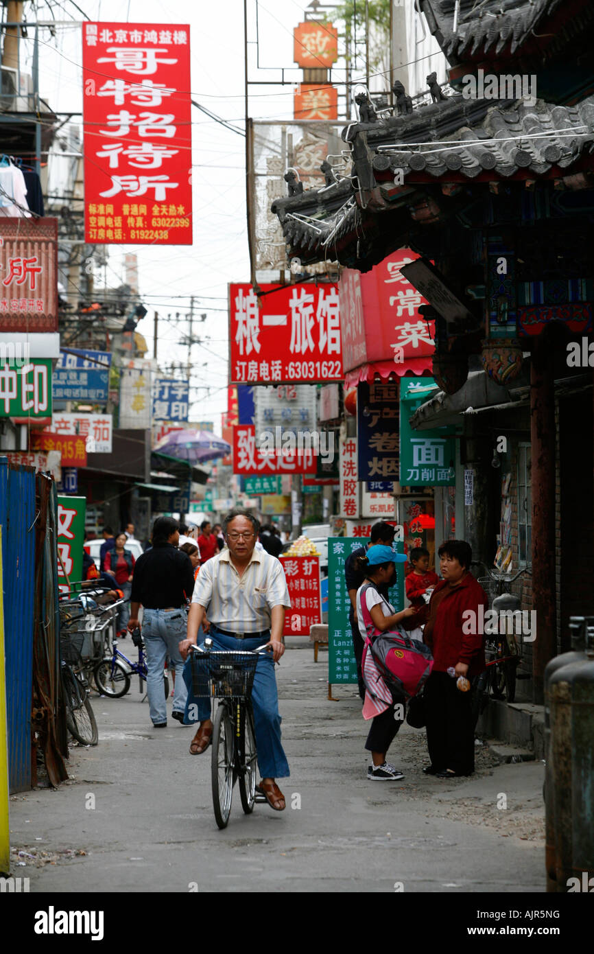 Escena de una calle en un hutong Beijing China Foto de stock