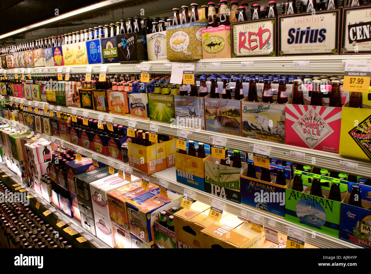 Isla de cerveza en un supermercado Foto de stock