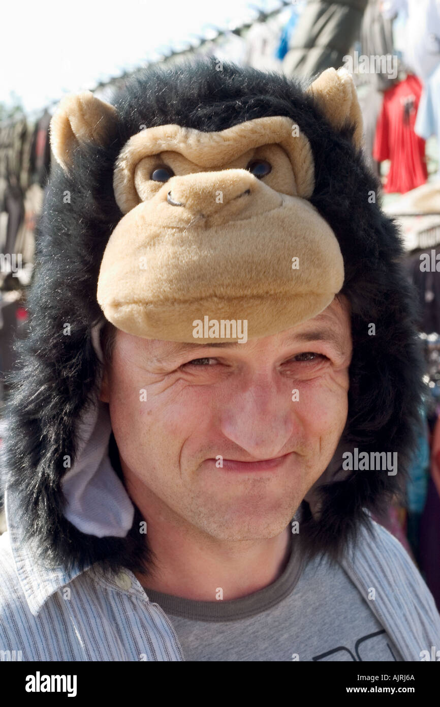 El hombre con el sombrero de mono. Festival de Música de Guilfest, Guildford, Londres, Inglaterra Foto de stock