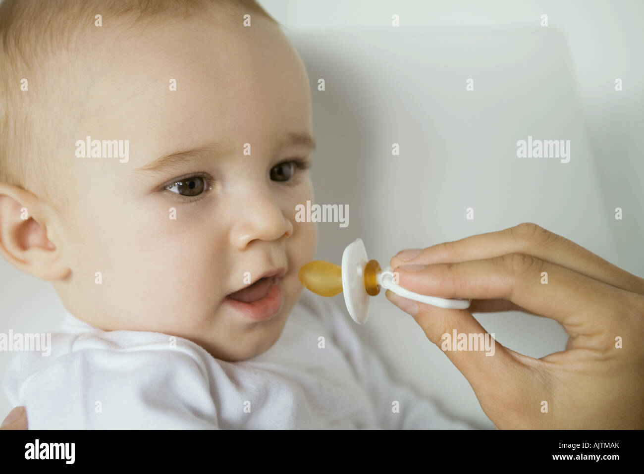 La madre mano sosteniendo un chupete para el bebé Fotografía de stock -  Alamy