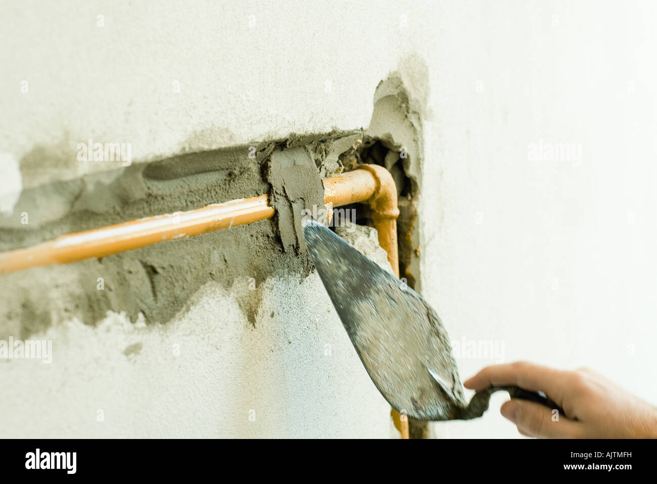 Aplicar el yeso sobre los tubos de pared, close-up Fotografía de stock -  Alamy