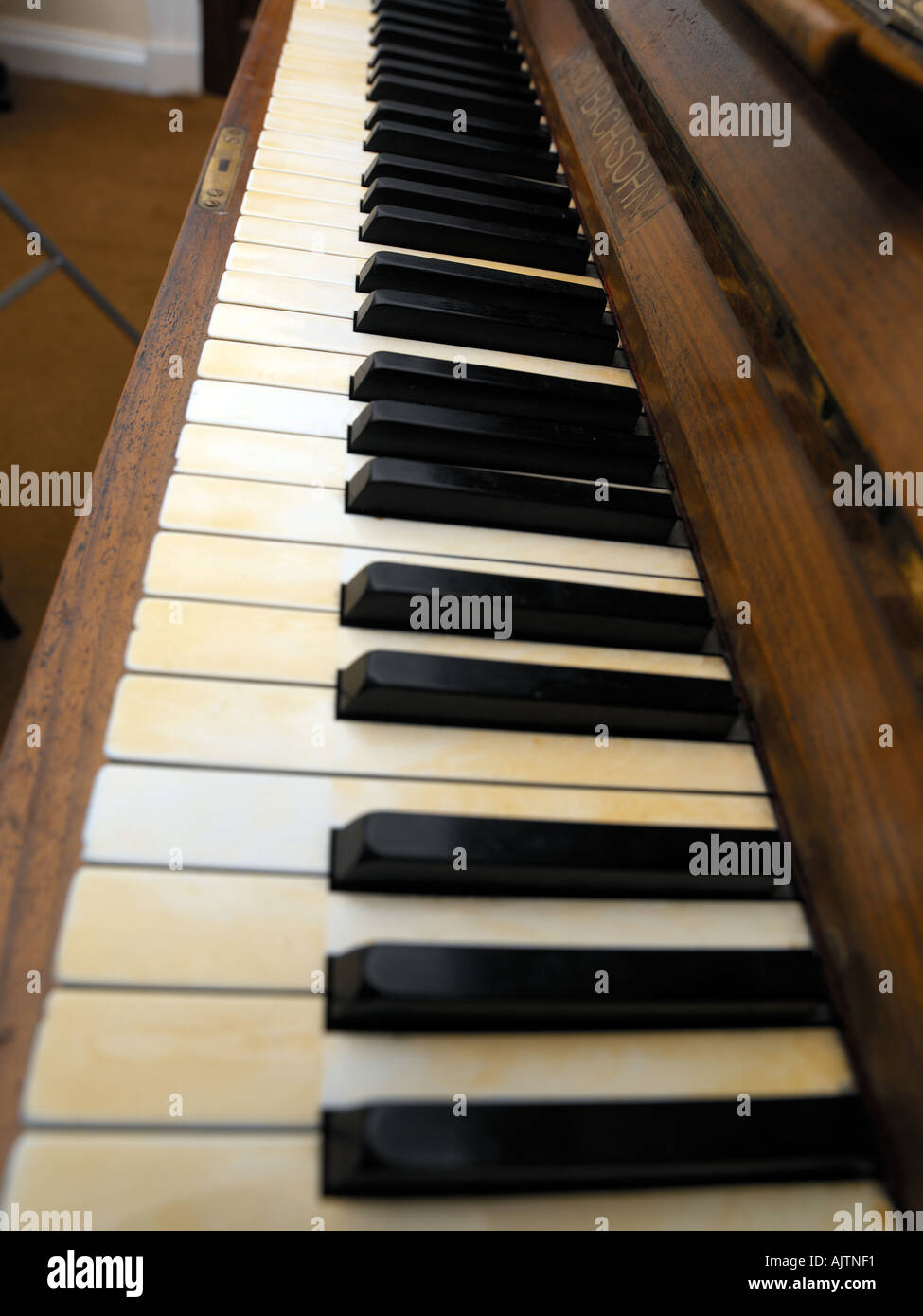 Upright piano keys fotografías e imágenes de alta resolución - Alamy