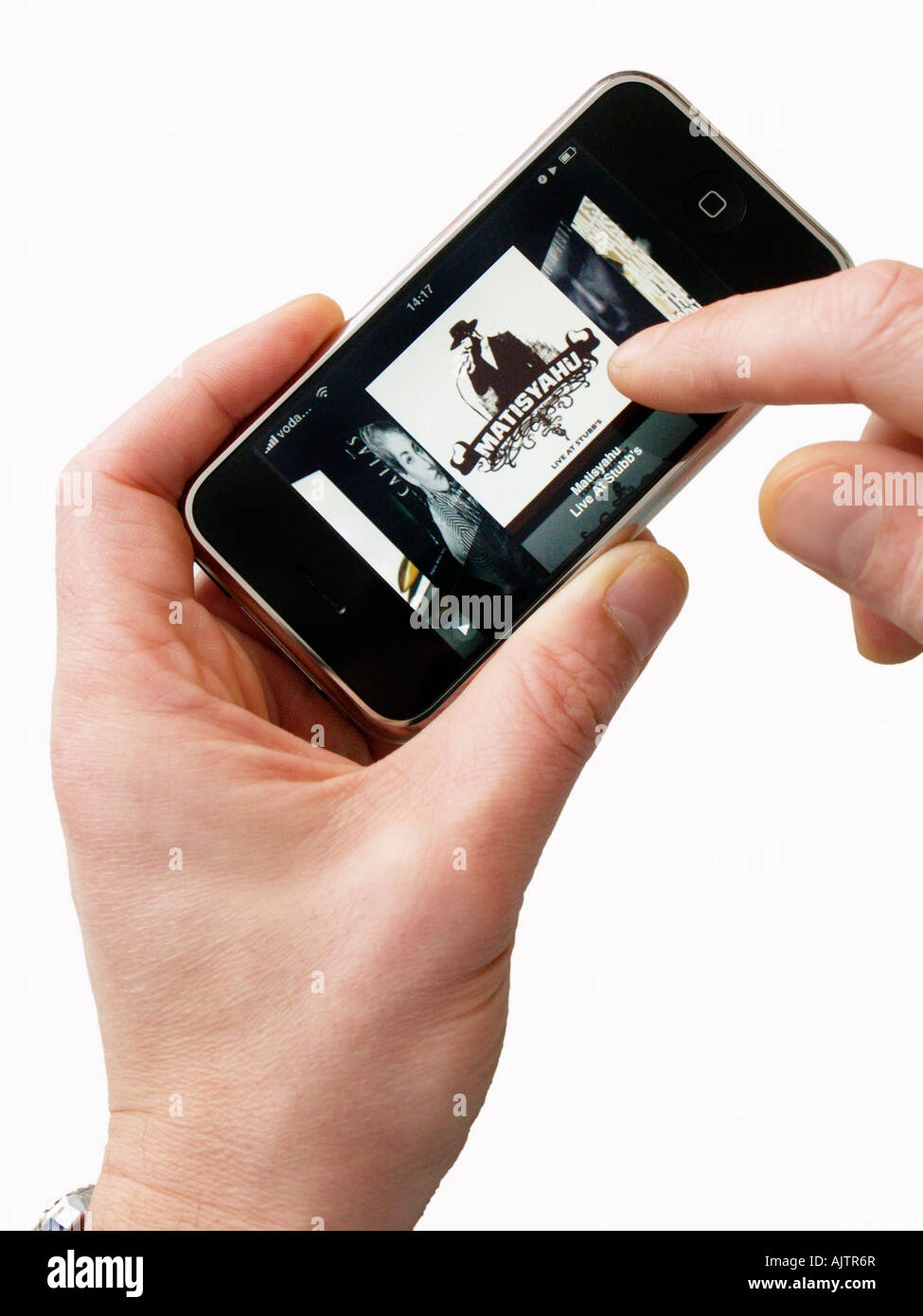 Explora la colección de música mp3 en un Apple iphone utilizando la pantalla táctil Foto de stock