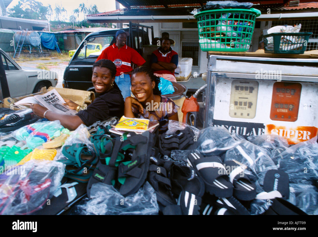 Scarborough Tobago Trinidad Venta de zapatos viejos en el mercado de la  bomba de gasolina Fotografía de stock - Alamy
