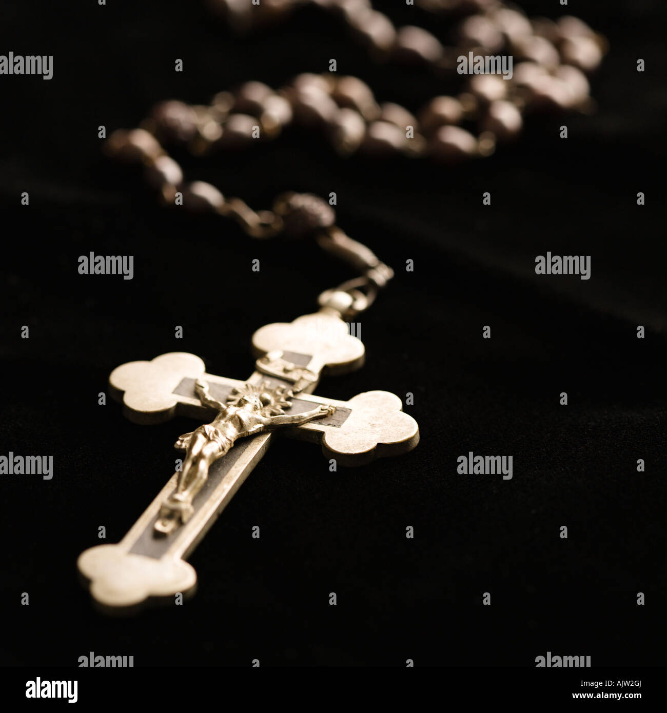 Christian rosario con crucifijo sobre fondo negro Fotografía de stock -  Alamy