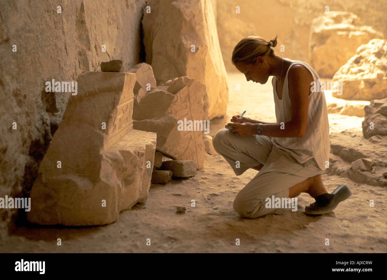 El Arqueologo Hace Un Dibujo Y Notas De Alivio Tallado En La Tumba De Ramose En El Valle De Los Nobels Luxor Egipto Fotografia De Stock Alamy