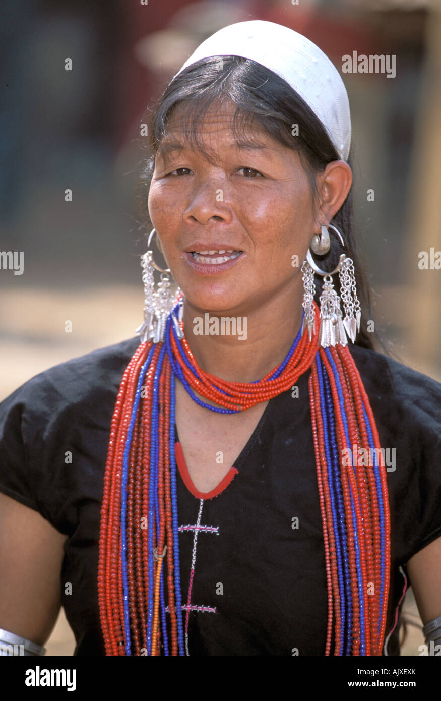 En Asia, China, en la provincia de Yunnan, Simao Región Yueshong Village. Diadema de plata y adornan Wa mujer Fotografía de stock - Alamy