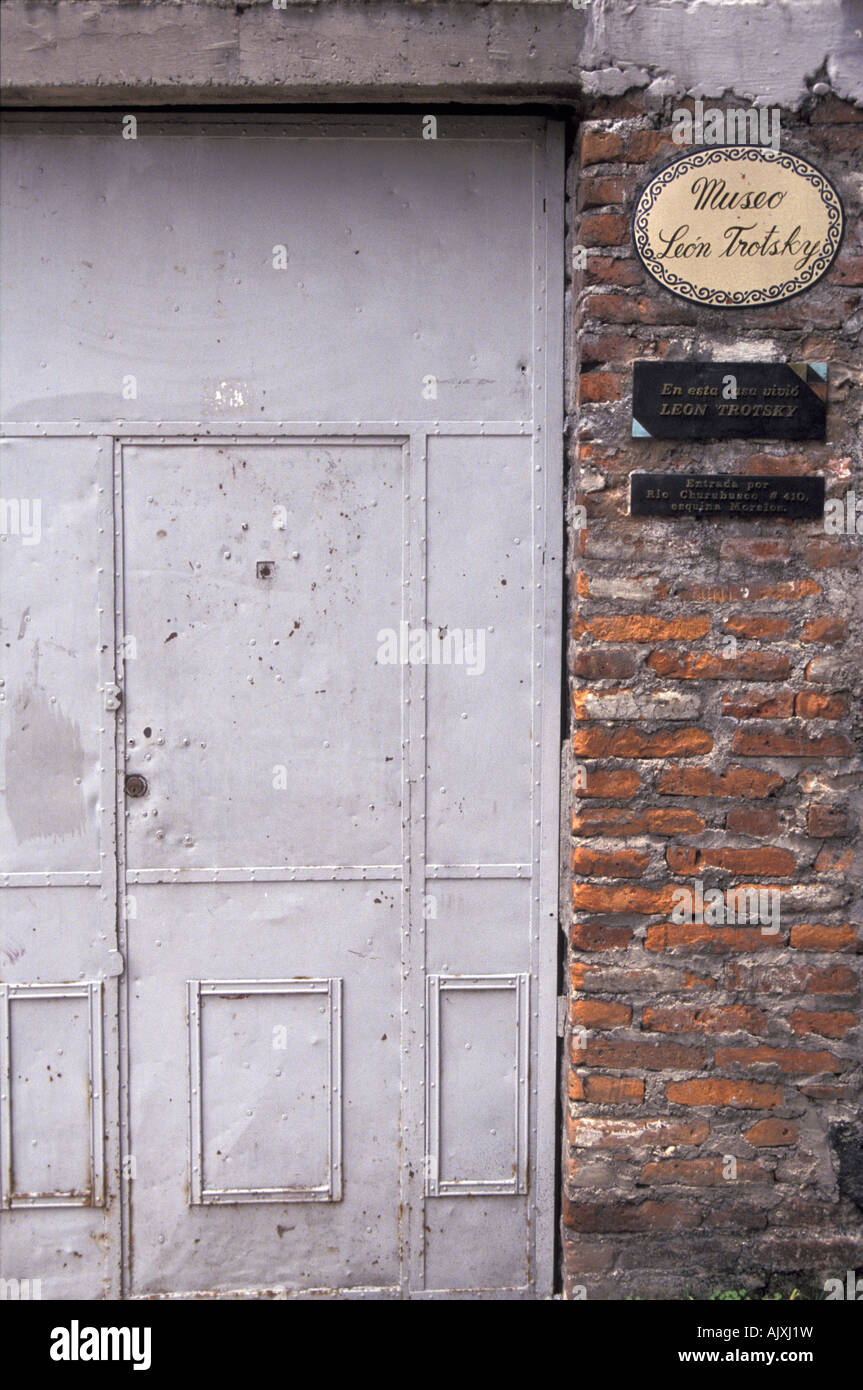 La puerta metálica acribillados de antigua casa del León Trotsky en  Coyoacán, Ciudad de México Fotografía de stock - Alamy