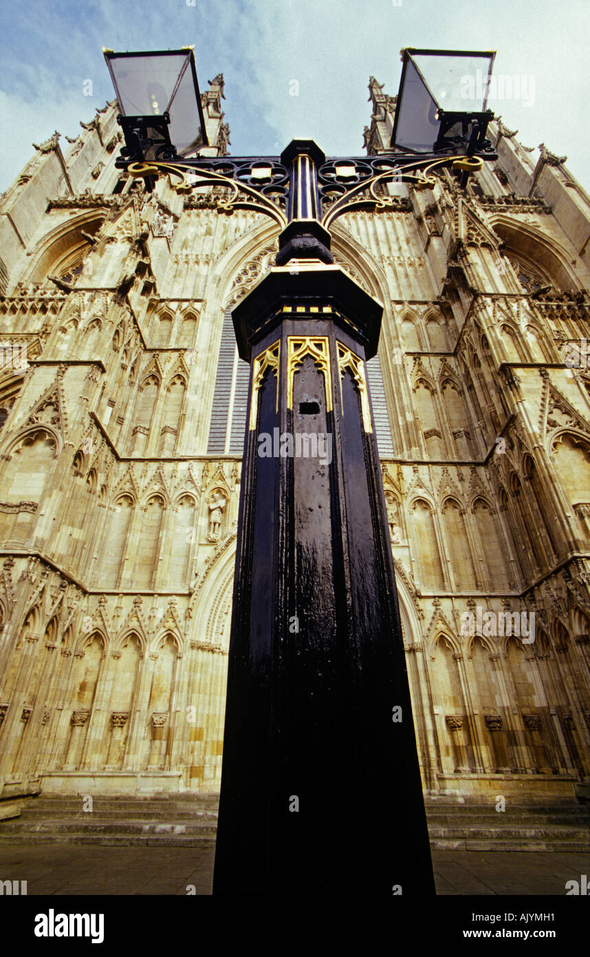 Mirando hacia arriba la torre de la Catedral de York Foto de stock