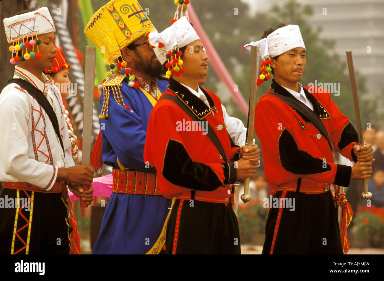 En Asia, China, Pekín. Cultura Parque étnico chino, Marching Band, Jingpo trajes étnicos Foto de stock