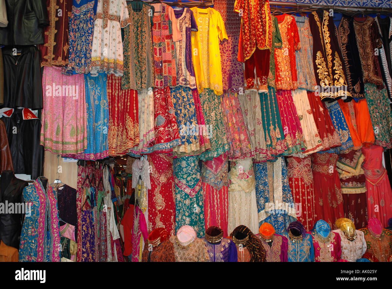 Ropa brillante, el Gran Bazar cubierto de Estambul Fotografía de stock -  Alamy