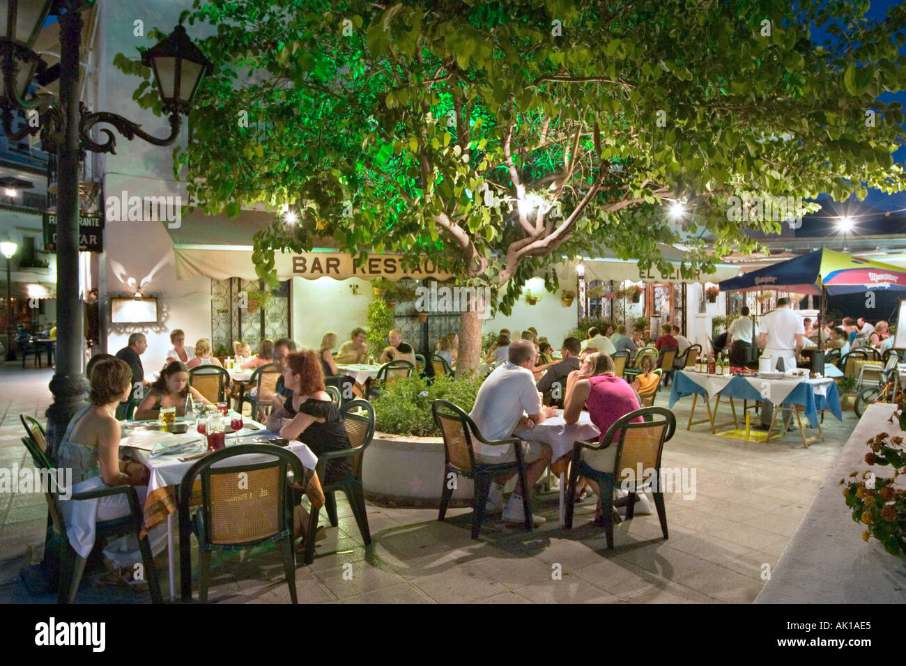 Restaurante por la noche en la ciudad vieja, Mijas, Costa del Sol, Andalucía, España Foto de stock