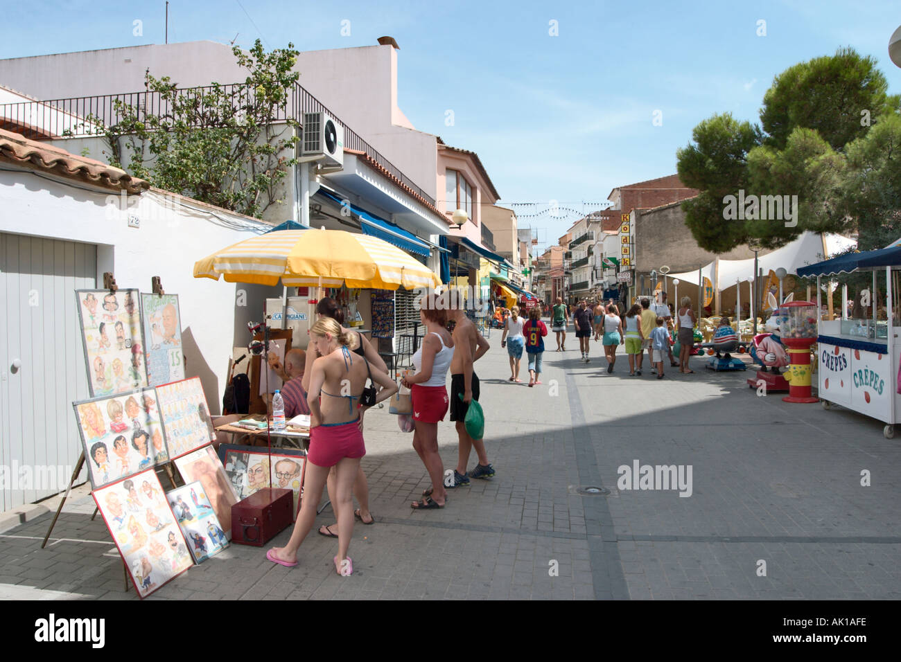 Tiendas en el centro del resort, L'Estartit, Costa Brava, Cataluña, España  Fotografía de stock - Alamy