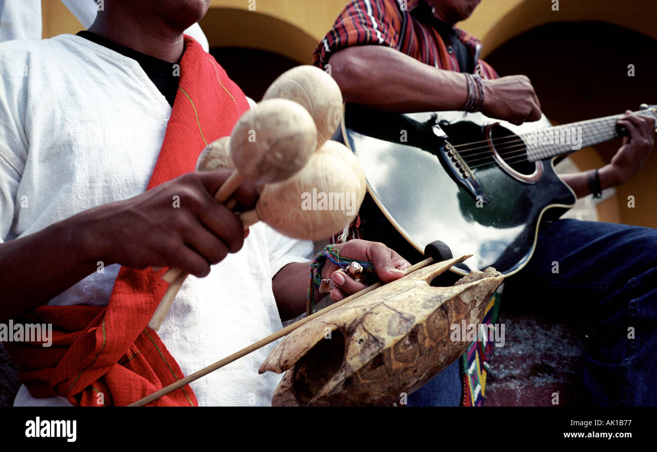 Los hombres mayas mam guitarras sonajeros y conchas de tortuga en la  Antigua Guatemala Fotografía de stock - Alamy