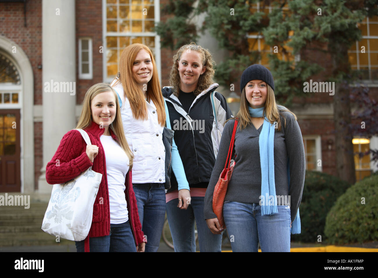 Un grupo de estudiantes universitarios en el campus Foto de stock