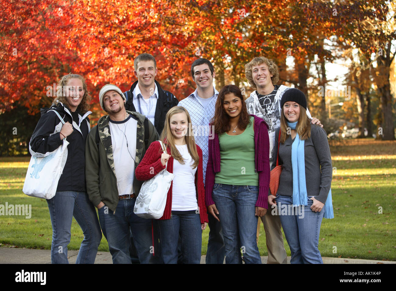 Un grupo de estudiantes universitarios en el campus Foto de stock