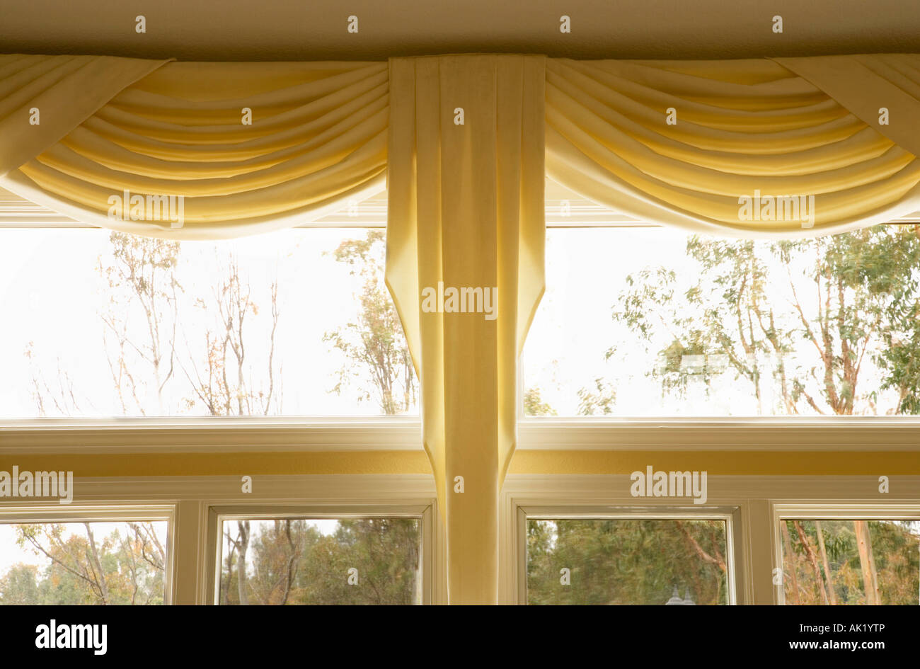 Cenefa y cortinas amarillas en la ventana Fotografía de stock - Alamy