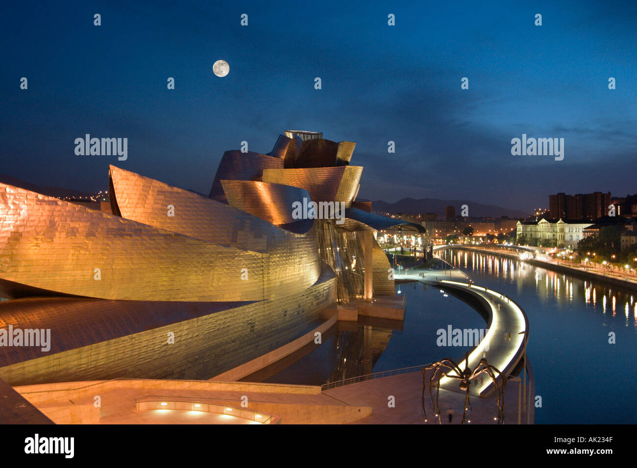 Por la noche, Museo Guggenheim en Bilbao, País Vasco, España Foto de stock