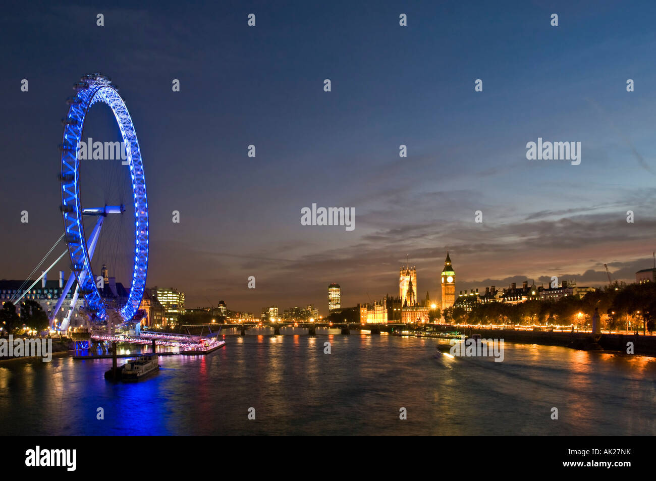 Vista del London Eye, el puente de Westminster y las casas del parliment desde Charing Cross pasarela al atardecer atardecer en la noche. Foto de stock
