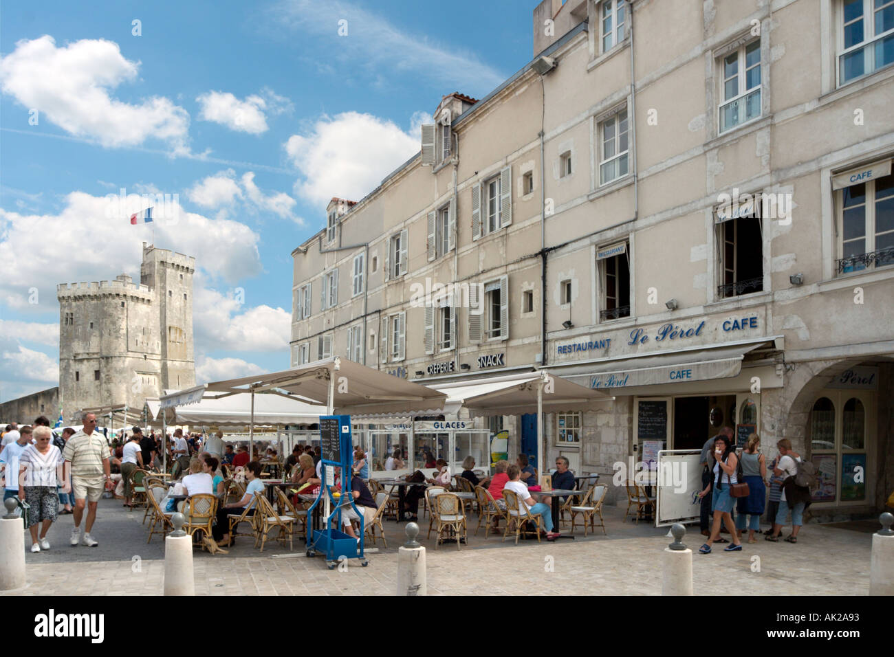 Cafeterías en el Vieux Port, con el Tour St Nicolas detrás, La Rochelle, Poitou-Charentes, Francia Foto de stock