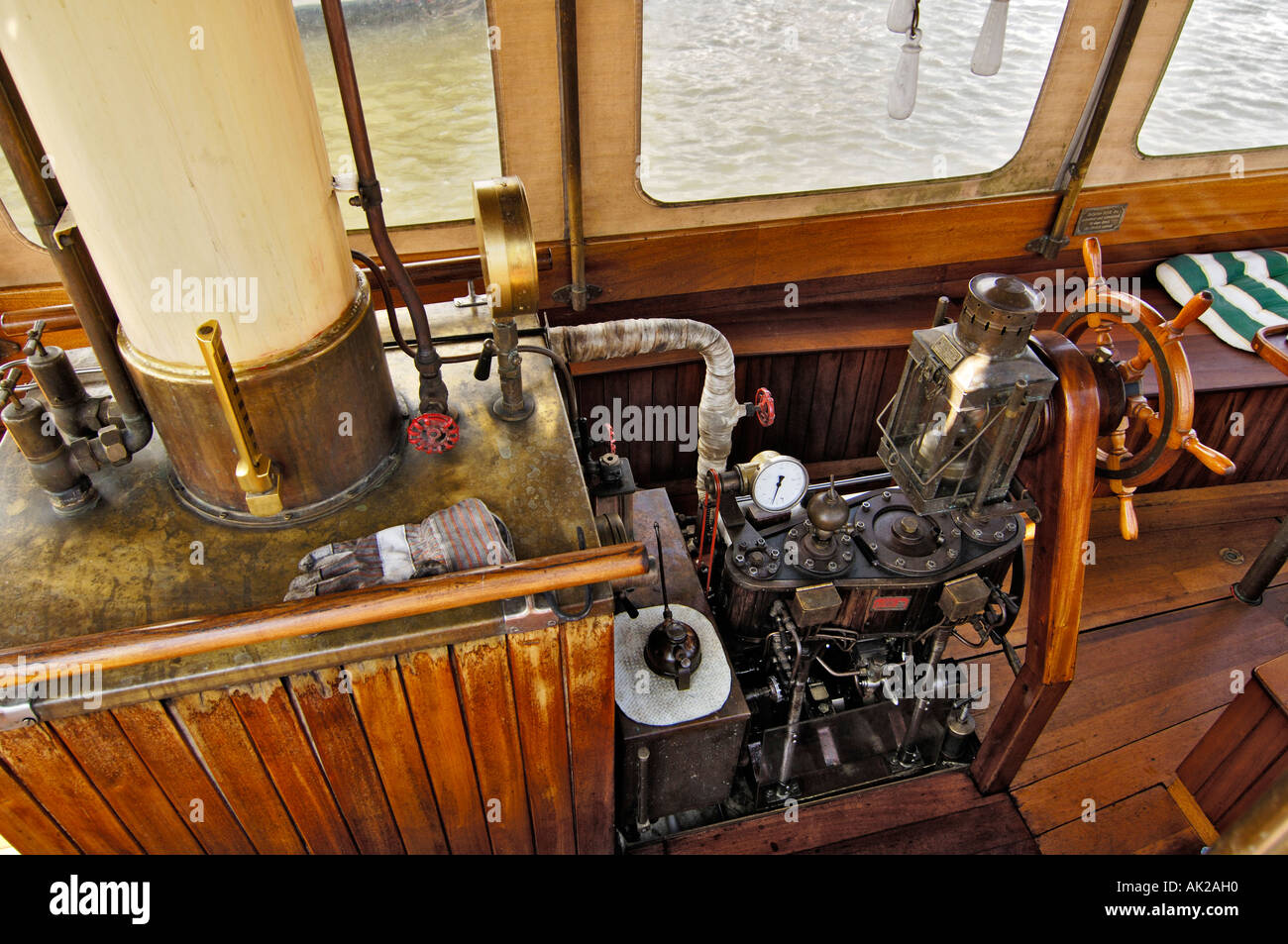 Máquina de vapor sobre un pequeño barco, Bremerhaven, Bremen, Alemania Foto de stock