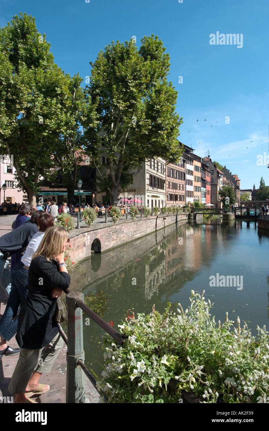Río Ill, en el barrio de La Petite France, cerca del centro de la ciudad de Estrasburgo, Alsacia, Francia Foto de stock