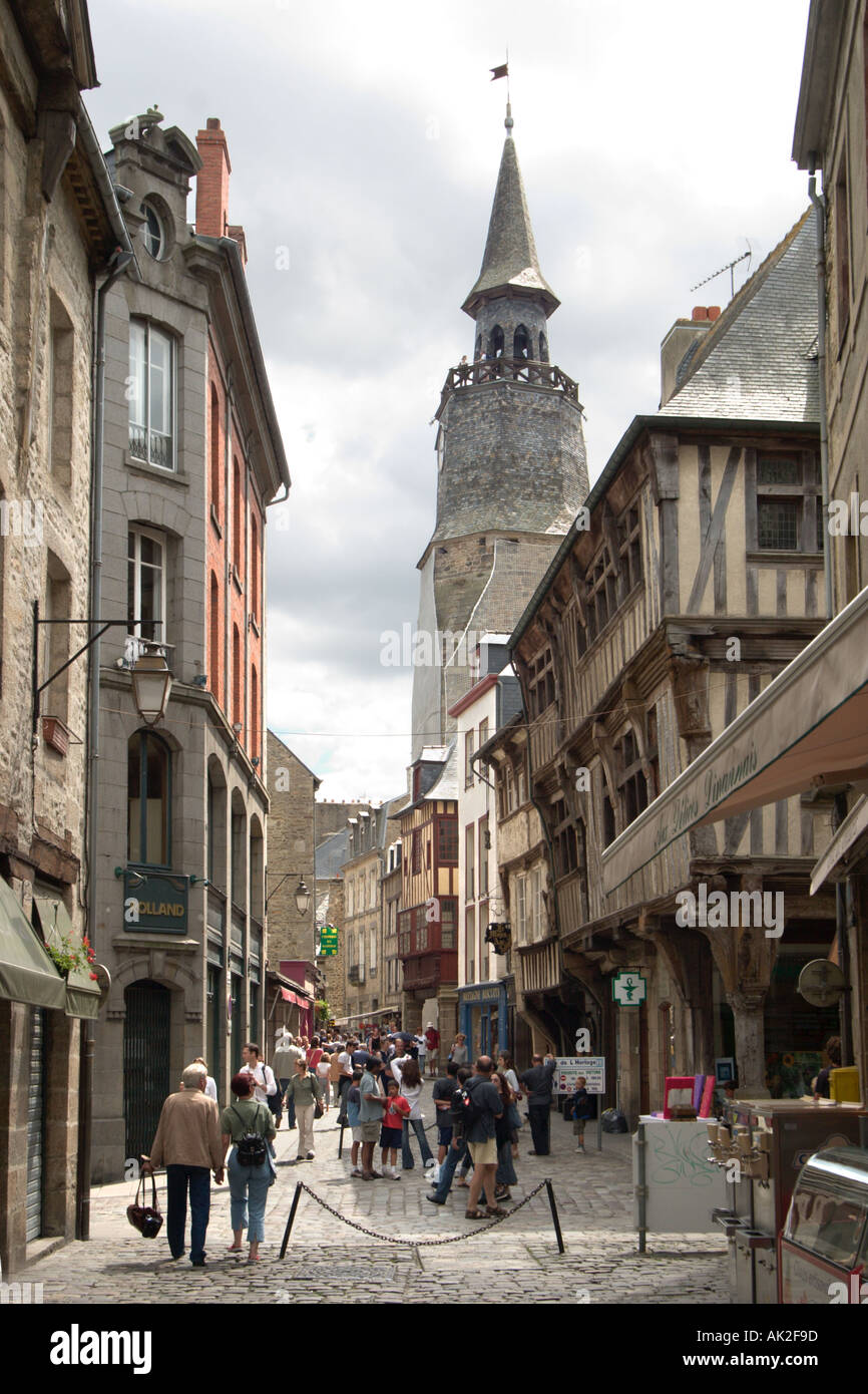 El centro de la ciudad y Tour Horloge (Torre del Reloj), Dinan, Bretaña, Francia Foto de stock