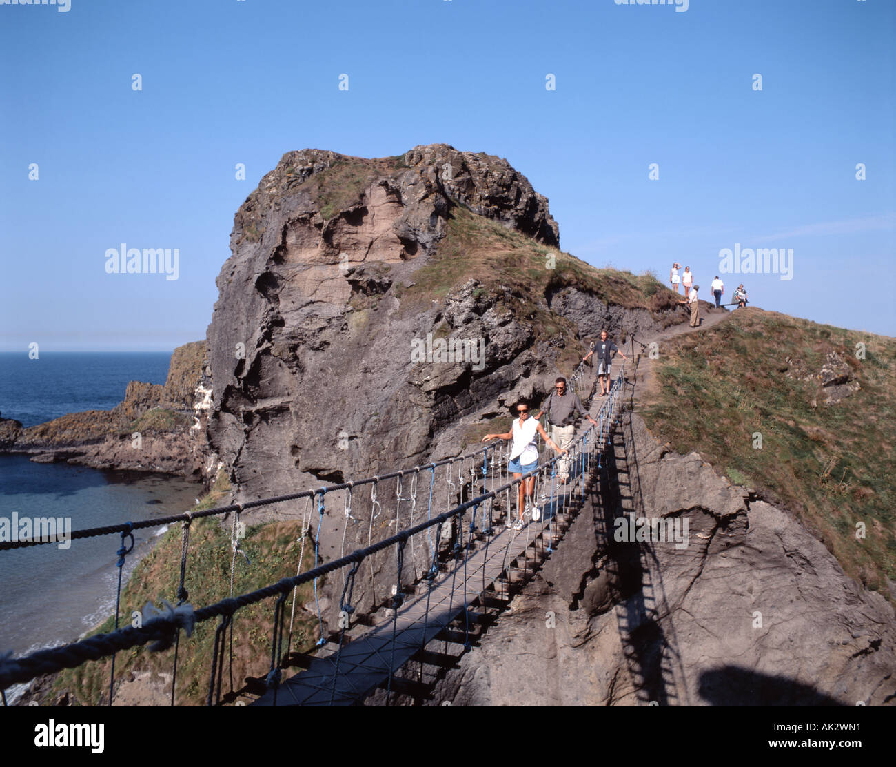 Puente de cuerda Carrick-a-Rede, cerca de Ballintoy, Condado de Antrim, Irlanda del Norte, Reino Unido Foto de stock