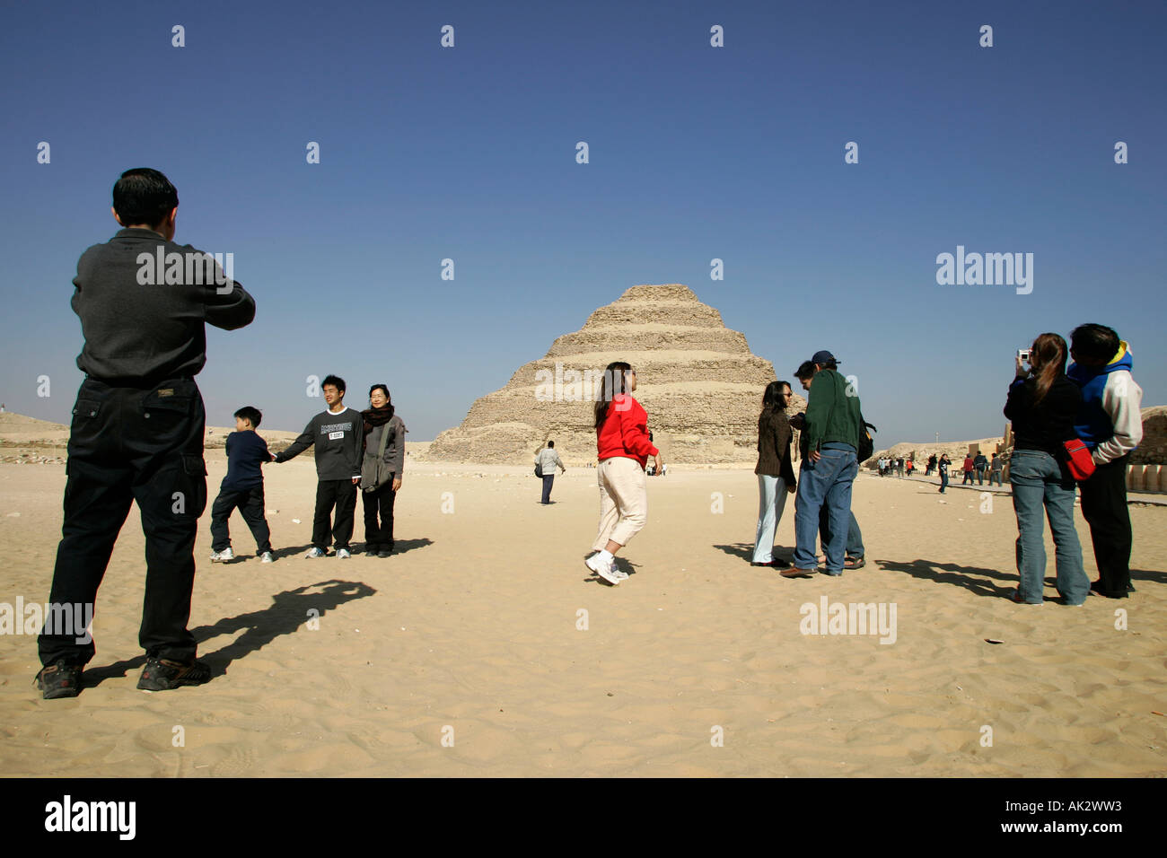 Turistas tomando fotos en la parte delantera del paso Pirámide de Djoser (Zoser), Saqqara, Egipto Foto de stock