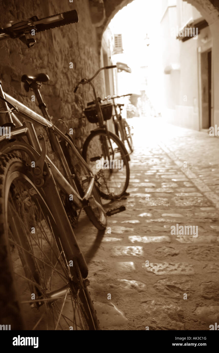 Bicicletas en Antigua stone alley Rovinj Península de Istria Croacia en tonos sepia. Foto de stock