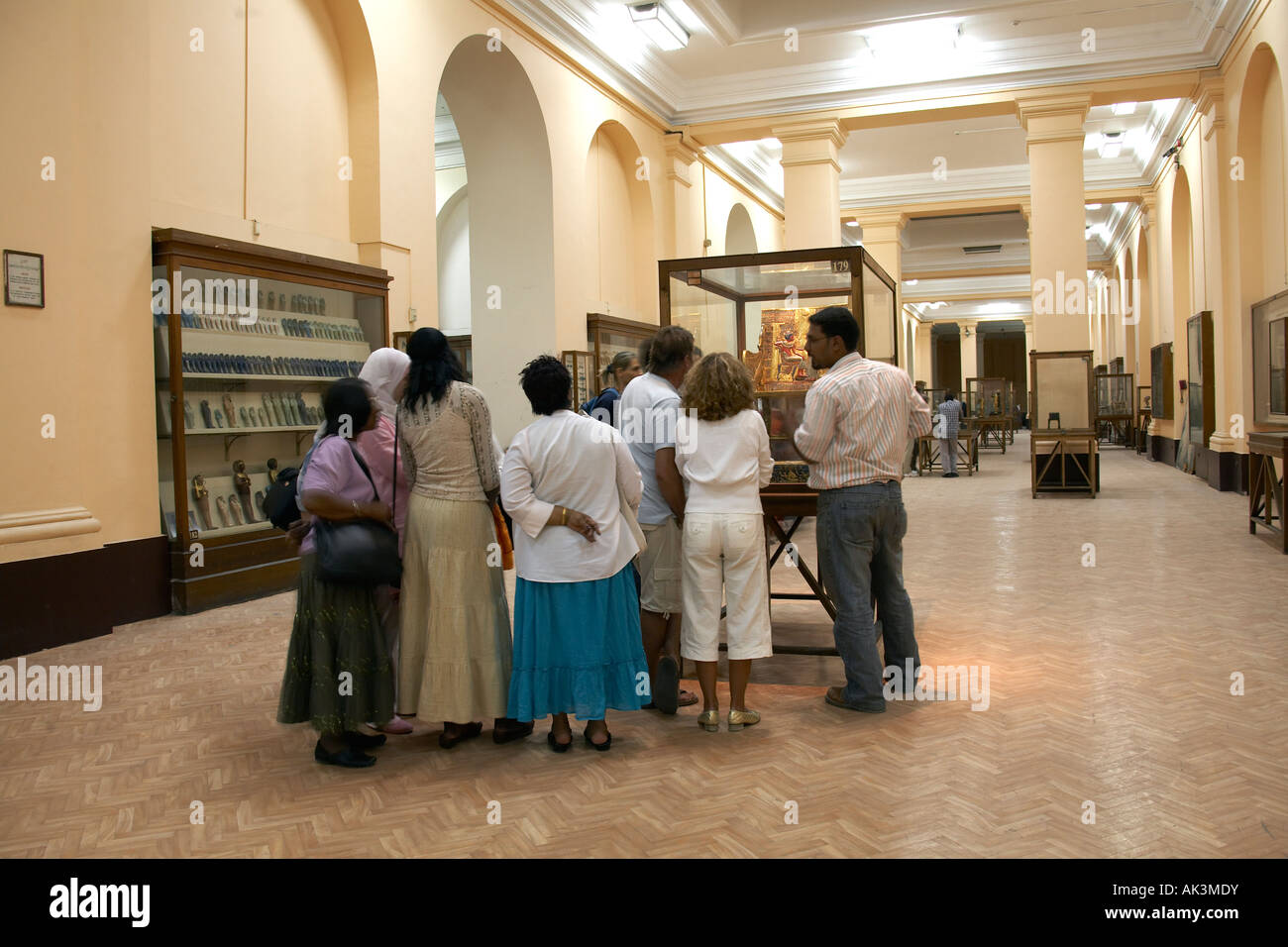 Turistas y visitantes estudio artefactos antiguos del museo egipcio en El Cairo Egipto África Foto de stock