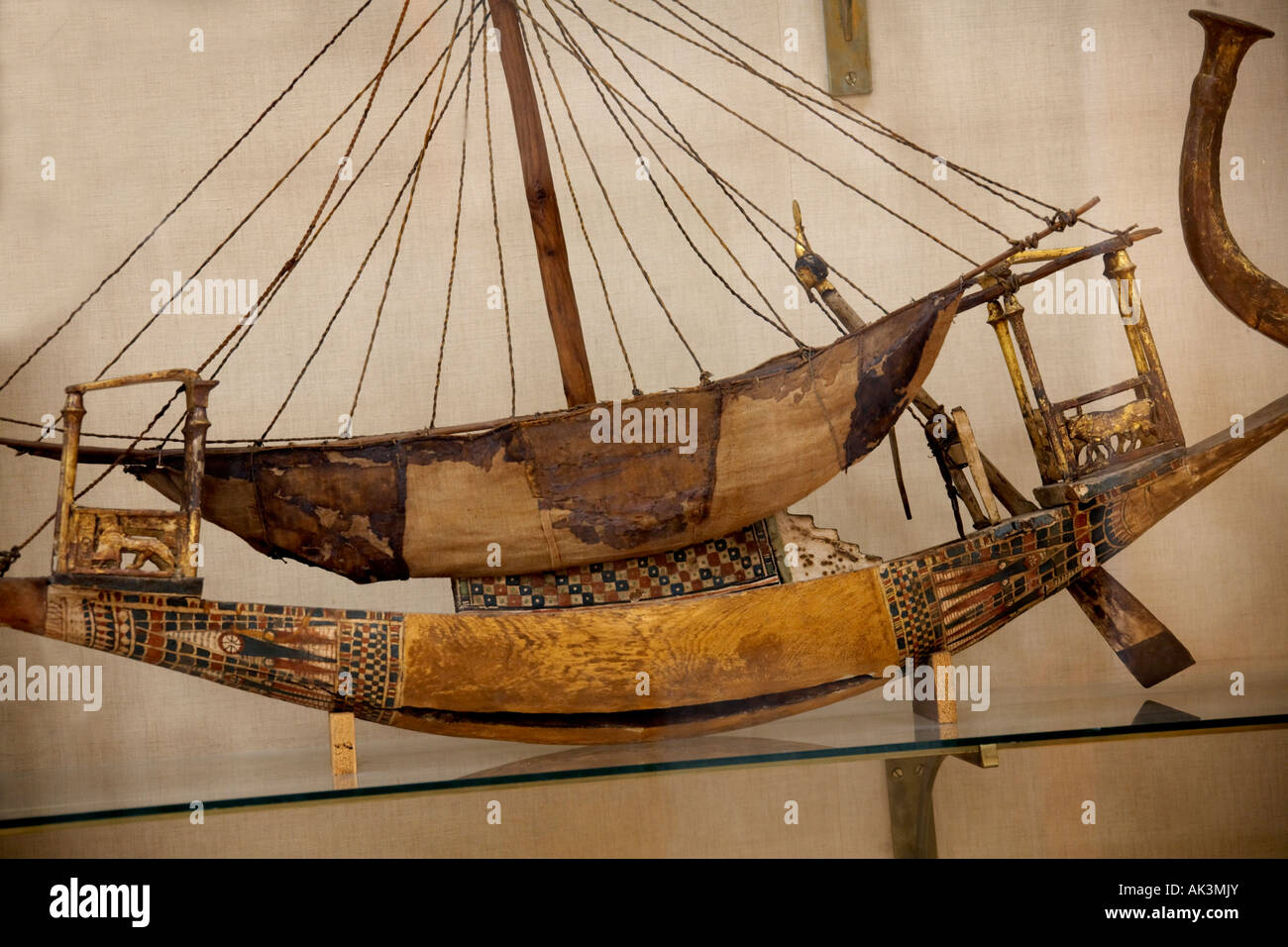 Egipcio antiguo buque o embarcación de artefactos de la tumba del Faraón rey Tutankhamon en exhibición en el museo egipcio en El Cairo Egipto Foto de stock