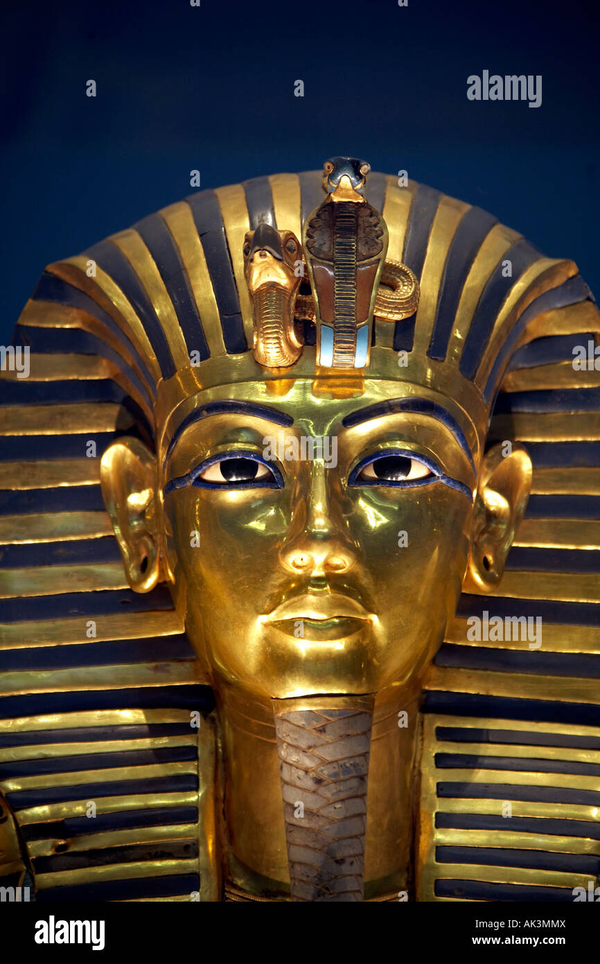 Máscara de muerte de Faraón rey Tutankhamon hechas de oro con incrustaciones de vidrio coloreado y piedras semi-preciosas del museo egipcio de El Cairo Foto de stock