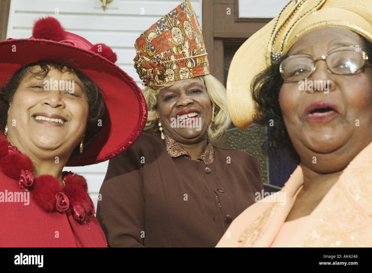Retrato de tres mujeres mayores con sombreros Foto de stock