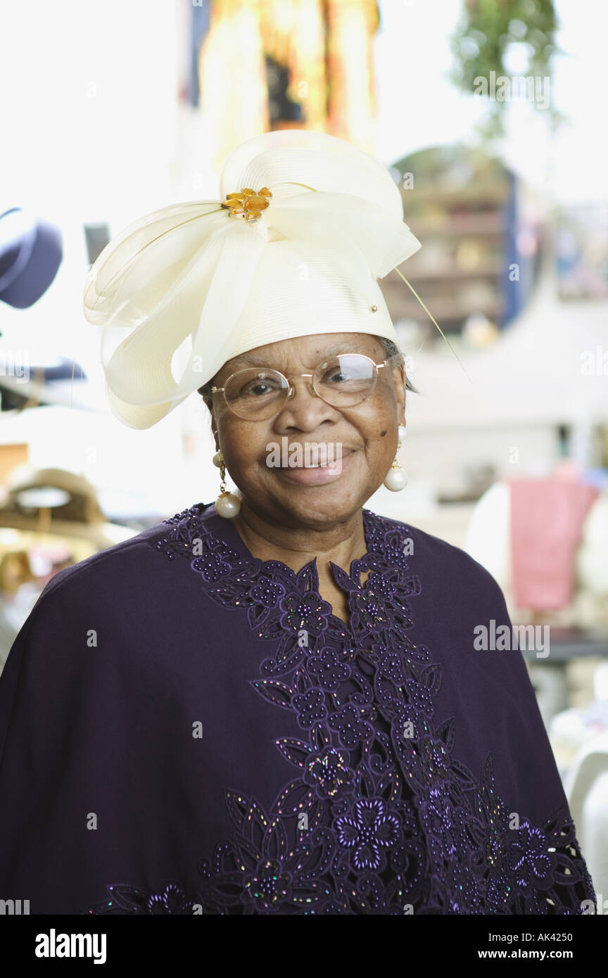 Retrato de una mujer mayor vistiendo un elegante sombrero blanco Foto de stock