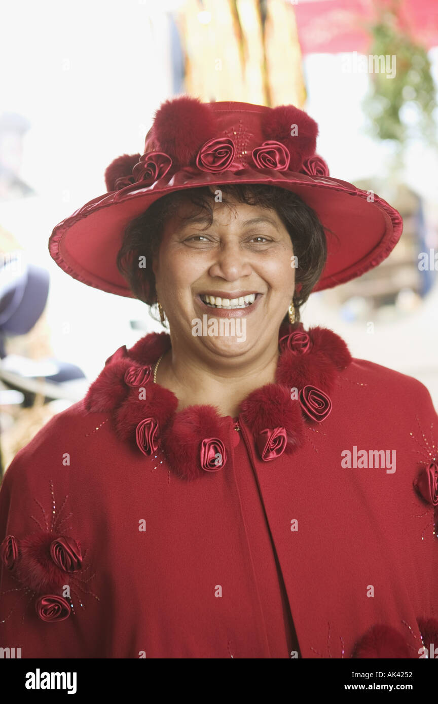 Retrato de una mujer mayor vistiendo un elegante sombrero rojo Foto de stock