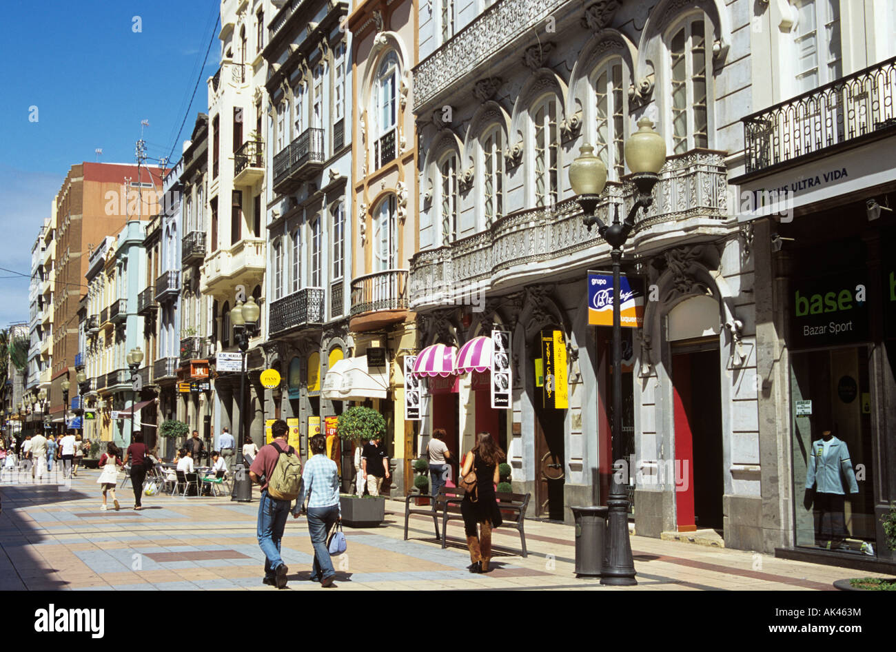 La gente en la peatonal empedrado popular distrito de tiendas de moda en el  centro de la ciudad. Las Palmas Gran Canaria España Europa Fotografía de  stock - Alamy