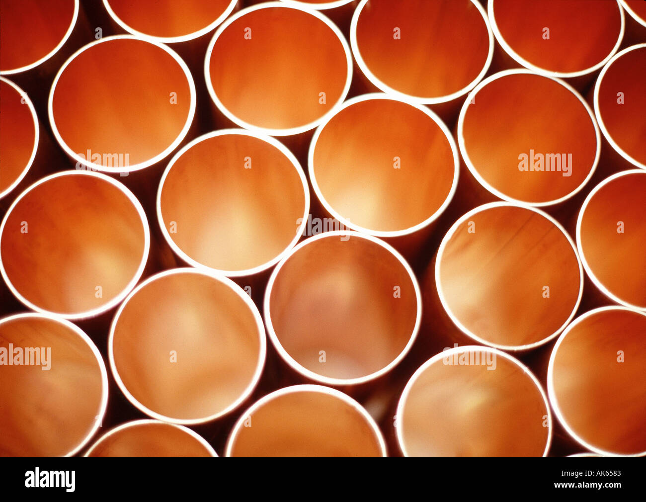 Tubos de cobre Kupferrohre Querformat abstrakt horizontal Selektiver Fokus Muster patrón abstracto Foto de stock