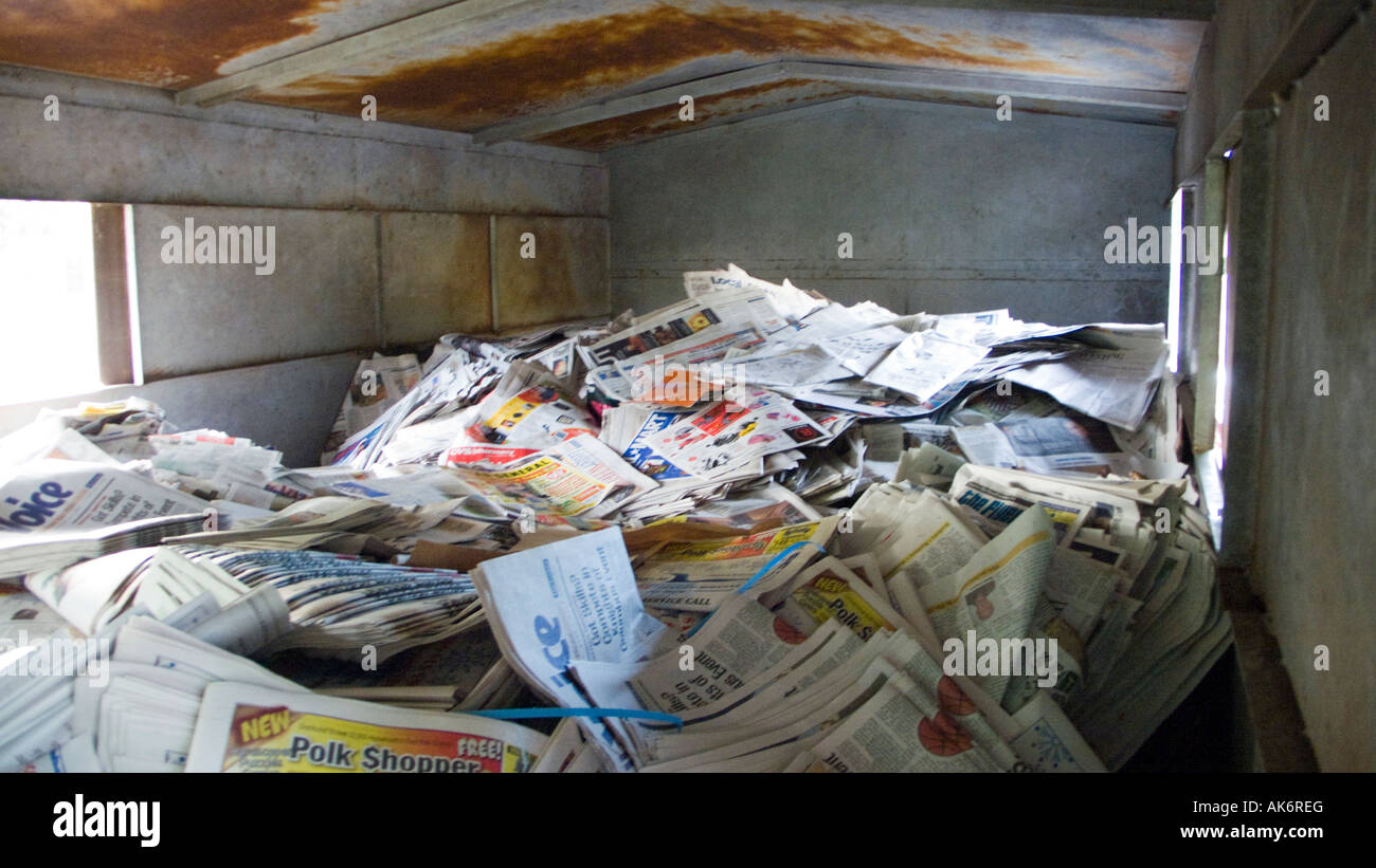 Trailer completo de periódicos viejos en el almacén de recogida para el