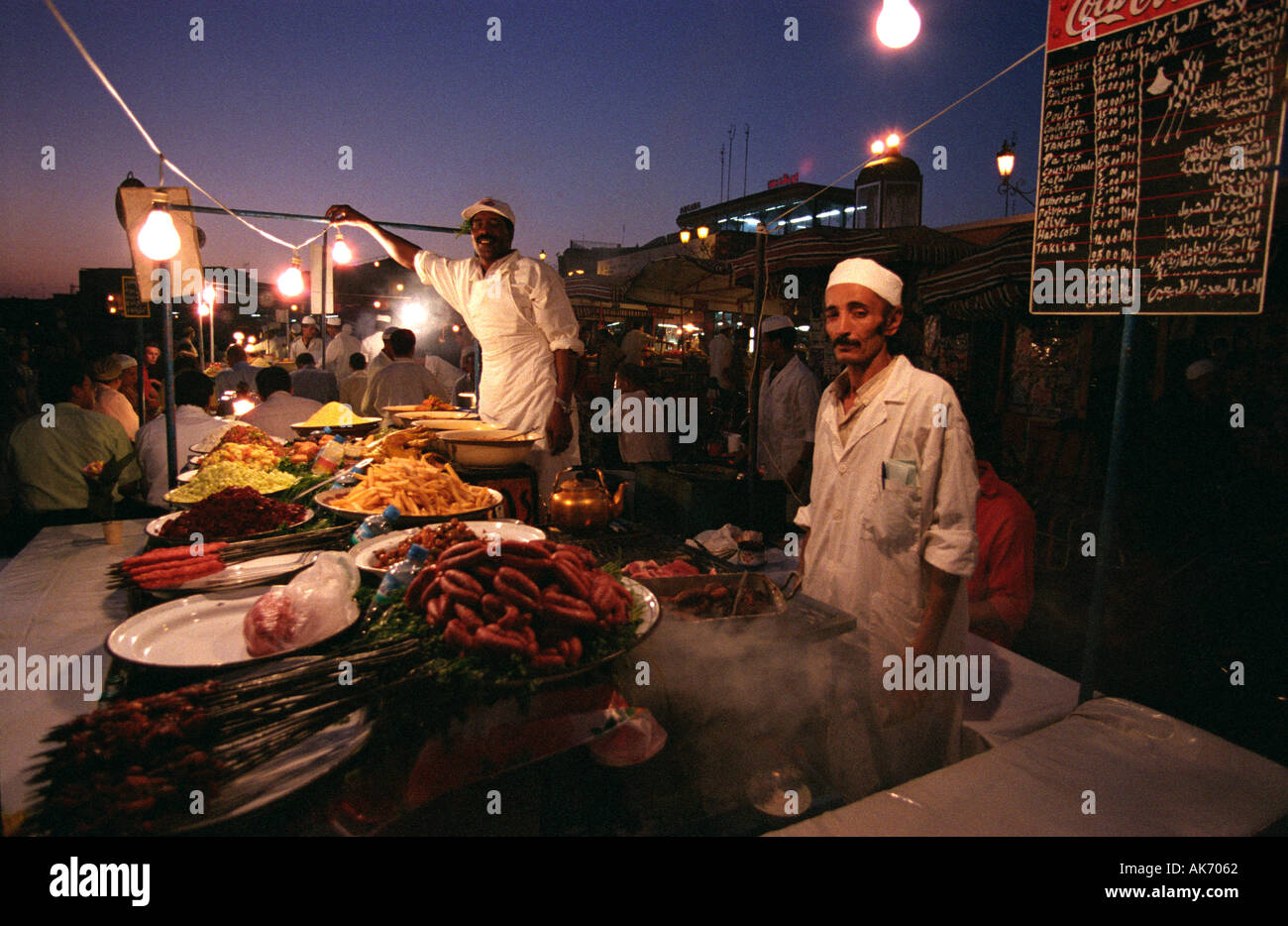 Puestos de comida en la plaza Djemaa el-Fna de Marrakech (Marruecos) Foto de stock