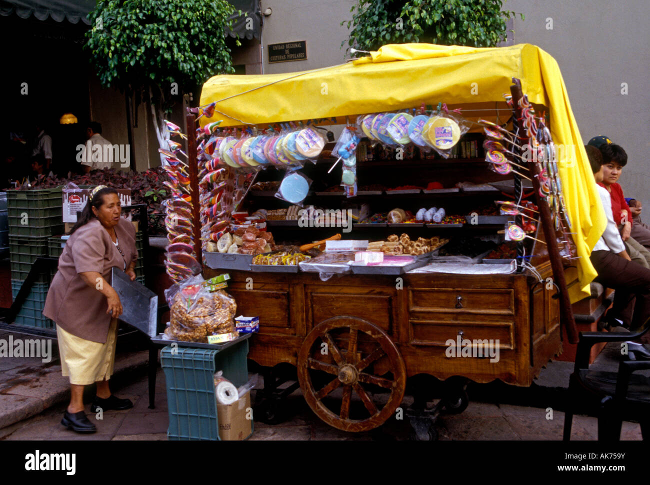 La mujer mexicana, vendedor de comida, venta de dulces, caramelos de